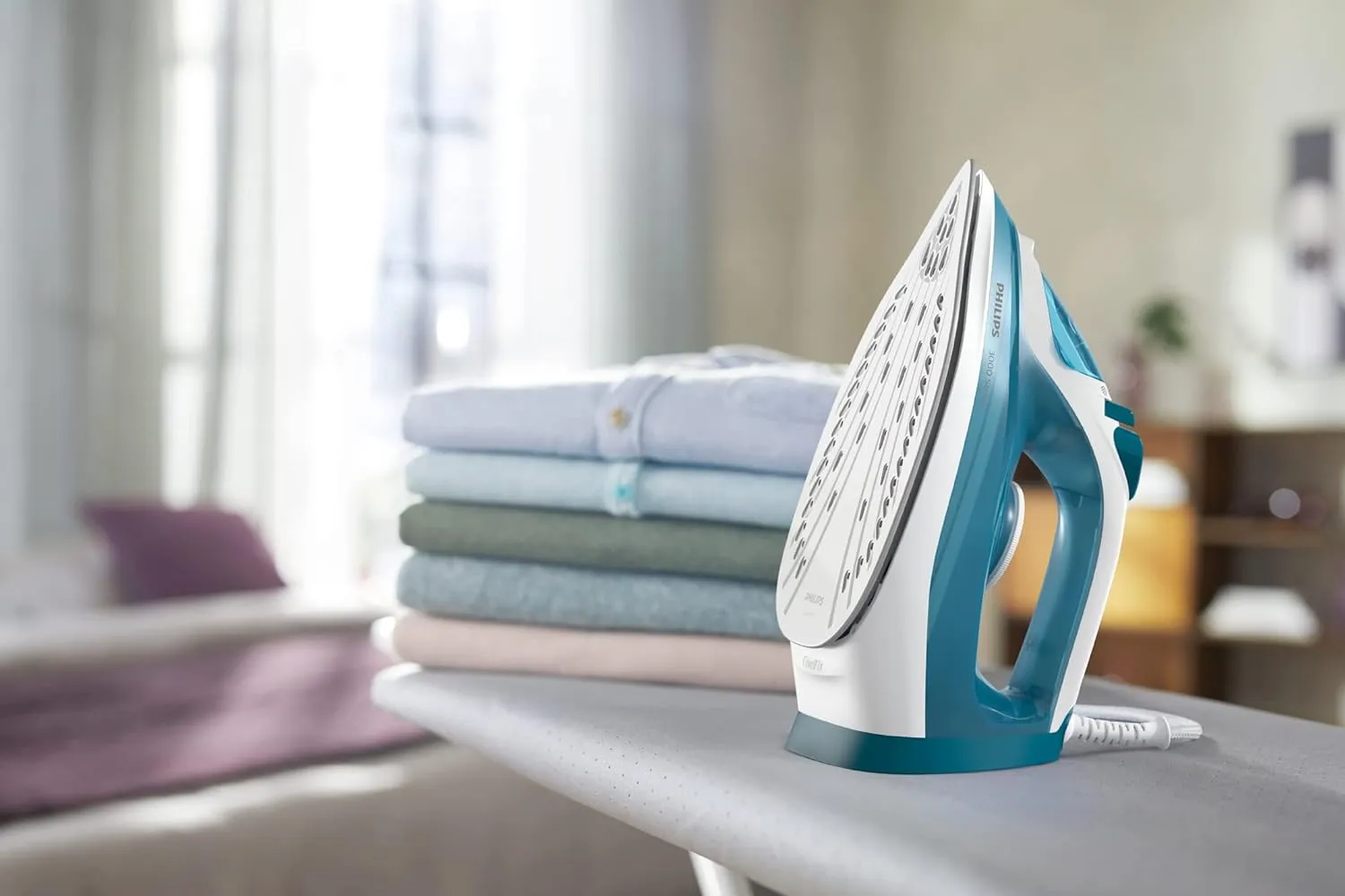 Philips steam iron with continuous steam flow of 30 g/min, 140 g/min, with the ability to iron medium thickness fabrics - capacity 2100 watts - 300 ml - 50/60 Hz, 3000 series DST3011/26