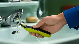 ماكينة فيليبس OneBlade QP2724/10 مقاومة للماء كلياً